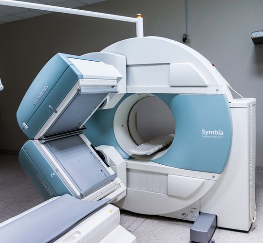 A bright, modern scanning room in the clinic